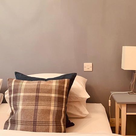 The Royal Mile Residence By Reserve Apartments Edinburgh Bagian luar foto